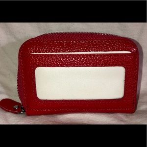 Women’s 12 slot RFID Accordion wallet.